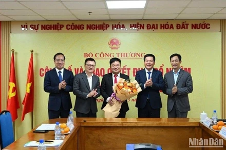 Đại diện lãnh đạo Bộ Công thương và đồng chí Lê Quốc Minh, Ủy viên Trung ương Đảng, Tổng Biên tập Báo Nhân Dân, Phó Trưởng Ban Tuyên giáo Trung ương, Chủ tịch Hội Nhà báo Việt Nam chúc mừng tân Tổng Biên tập Nguyễn Văn Minh.