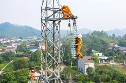 Kiểm tra vận hành đường dây truyền tải điện.