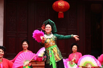 Tiết mục hát diễn xướng mở màn khai mạc sự kiện (Ảnh: Uyển Nhi)