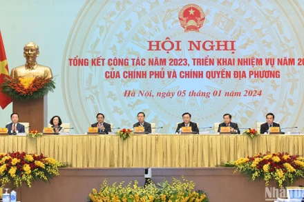 Các đồng chí lãnh đạo chủ trì Hội nghị tổng kết công tác năm 2023, triển khai nhiệm vụ năm 2024 của Chính phủ và chính quyền địa phương. 
