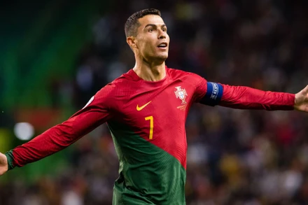 Cầu thủ Cristiano Ronaldo - khi tuổi tác đối với anh chỉ là những con số và sẵn sàng cống hiến tất cả sức lực của mình vì màu cờ sắc áo. (Ảnh: ESPN)