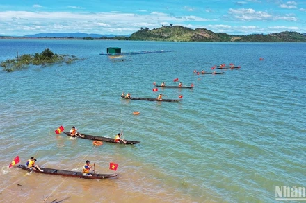 Hội đua thuyền độc mộc thu hút 78 vận động viên tham gia. 