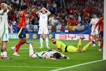 Pha phản lưới nhà đầy cay đắng khi bóng vô tình đập chân hậu vệ Riccardo Calafiori, đi vào lưới của đội tuyển Italia. (Ảnh: Reuters)