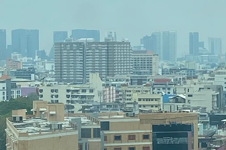 Nhiều cao ốc tại Bangkok cảm nhận rung lắc vào sáng 31/3. (Ảnh: XUÂN SƠN)