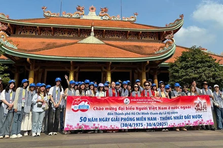 Đoàn kiều bào Thái Lan về dự kỷ niệm 50 năm Ngày Giải phóng miền nam, thống nhất đất nước.