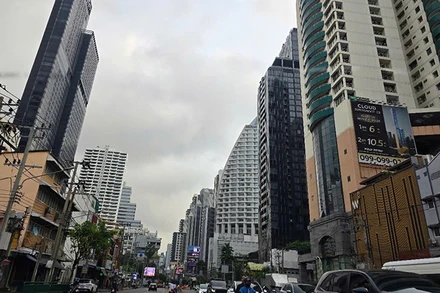 Nhà cao tầng tại Thái Lan không bị ảnh hưởng nặng do động đất ngày 28/3. (Ảnh: Xuân Sơn).