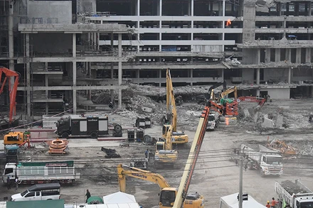 Ảnh chụp ngày 10/5: Đống đổ nát của tòa nhà OAG đã được dọn gần xong. Ảnh: Xuân Sơn. 