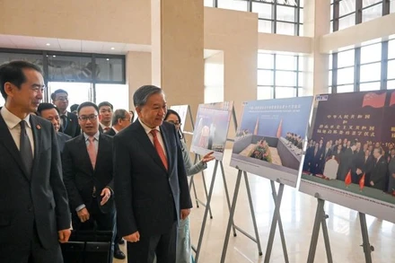 Tổng Bí thư Tô Lâm và các đại biểu xem Trưng bày ảnh về quan hệ Việt-Trung. (Ảnh: DUY LINH)