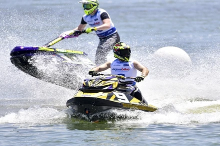 Các vận động viên đã mang đến những màn biểu diễn mãn nhãn tại Giải vô địch thế giới mô-tô nước UIM-ABP Aquabike World Championship được tổ chức tại Quy Nhơn.