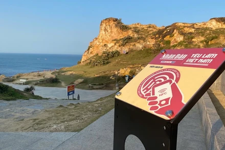 Bảng NFC được lắp đặt tại thắng cảnh Eo Gió.