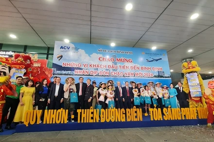 Những vị khách đầu tiên đặt chân đến Bình Định năm 2024.