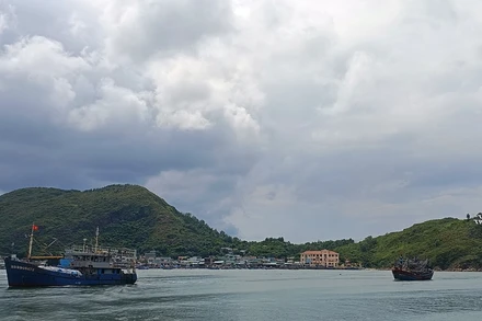 Lai dắt thành công tàu cá bị hỏng máy cùng 8 ngư dân về cảng Quy Nhơn an toàn.