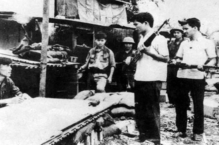 Quân giải phóng Bình Khê thu giữ vũ khí của địch. (Ảnh tư liệu: Trang thông tin Đảng bộ huyện Tây Sơn)