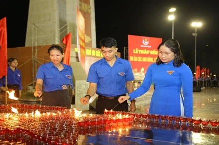 Thanh niên Bình Định thắp nến tri ân các anh hùng, liệt sĩ