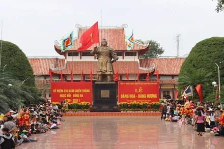 Đông đảo người dân và du khách về Bảo tàng Quang Trung trẩy hội.