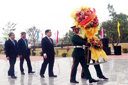 Trưởng ban Tuyên giáo và Dân vận Trung ương dẫn đầu đoàn công tác thực hiện nghi thức dâng hoa.