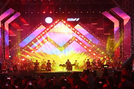 Mở đầu lễ khai mạc là màn biểu diễn trống với chủ đề "Tinh hoa đất võ".