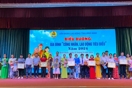 Bình Định biểu dương gia đình công nhân, lao động tiêu biểu năm 2024 nhân dịp Ngày Gia đình Việt Nam (28/6).