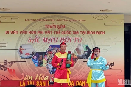 Biểu diễn hát bài chòi tại triển lãm.