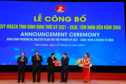 Phó Thủ tướng Chính phủ Lê Minh Khái trao Quyết định Quy hoạch tỉnh Bình Định thời kỳ 2021-2030, tầm nhìn năm 2050 cho các lãnh đạo tỉnh.