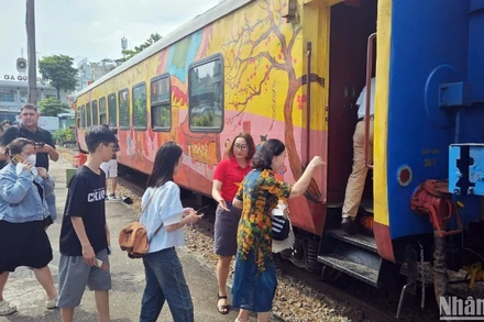 Tiếp đón du khách lên tàu.