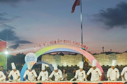 Các đầu bếp của Hiệp hội văn hóa ẩm thực Bình Định chế biến chiếc bánh cuốn Tây Sơn dài 7,7m.