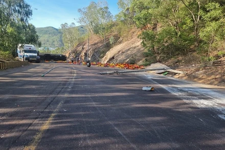 Xe tải mất lái tông vào vách núi khiến lái xe tử vong