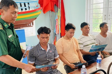 Các báo cáo viên giới thiệu một số quy định liên quan xử lý đối với ngư dân/tàu cá nước ngoài vi phạm cho các chủ phương tiện, thuyền trưởng và hội viên hội nông dân.