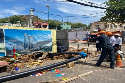 Mưa lớn gây sụt lún cả đoạn đường dài ở thành phố Quy Nhơn