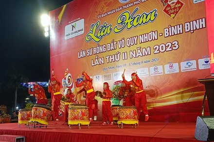 Tổng hội Lân-Sư-Rồng thành phố Quy Nhơn trình diễn tiết mục "Thập trống khai hội" mở màn lễ khai mạc.