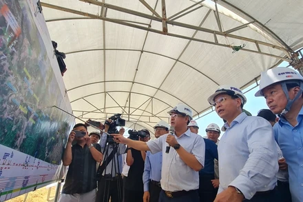Bộ trưởng Giao thông vận tải kiểm tra hiện trường và nghe báo cáo về tình hình triển khai các dự án đường bộ cao tốc Bắc - Nam.