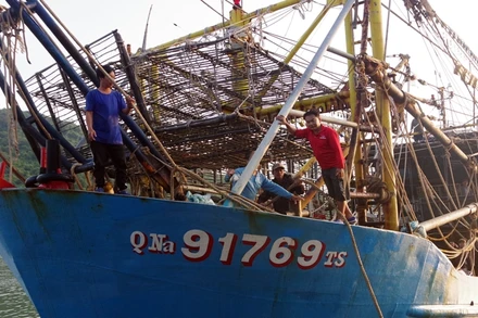Tàu cá QNa 91769 TS cập cảng Đề Gi.