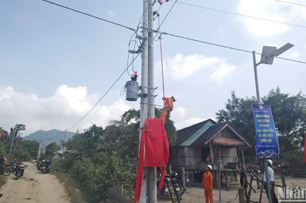 Đấu nối kỹ thuật điện lưới quốc gia vào làng Canh Tiến.