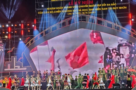 Biểu diễn văn nghệ chào mừng lễ kỷ niệm.