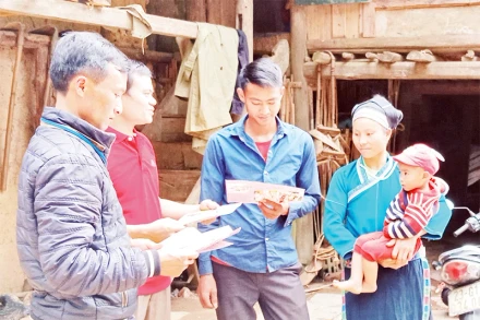 Cán bộ xã Chí Cà, huyện Xín Mần, tỉnh Hà GIang về thôn Chí Cà Hạ để tuyên truyền, vận động người dân không tảo hôn, hôn nhân cận huyết thống. (Ảnh KHÁNH TOÀN)