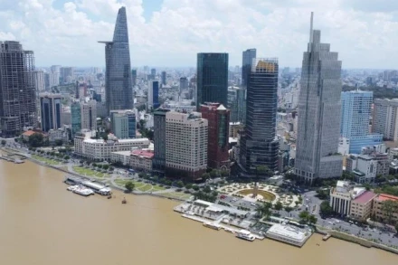 40 năm đổi mới, Thành phố Hồ Chí Minh khẳng định sức mạnh của một đầu tàu kinh tế, lớn mạnh cả về quy mô, năng suất lao động, thu hút đầu tư nước ngoài và đóng góp quan trọng vào ngân sách quốc gia. (Ảnh: THẾ ANH)