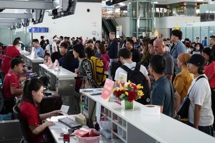 Hành khách làm thủ tục tại Cảng Hàng không quốc tế Nội Bài.