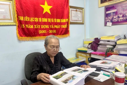 Bà Hoàng Thị Khánh, Trưởng ban Liên lạc toàn quốc chiến sĩ cách mạng Việt Nam từng bị địch bắt, tù đày. (Ảnh: MẠNH HẢO)