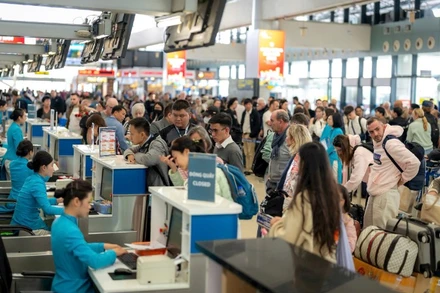 Dịp nghỉ lễ 30/4-1/5, lượng khách qua Cảng Hàng không quốc tế Nội Bài tăng cao.