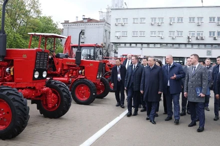 Tổng Bí thư Tô Lâm và Thủ tướng Belarus Aleksandr Turchin thăm Nhà máy Máy kéo Minsk. (Ảnh: Thống Nhất/TTXVN) 