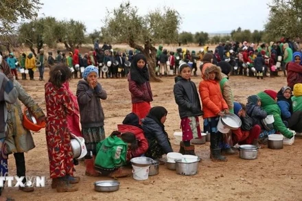 Trẻ em Syria chờ nhận thực phẩm cứu trợ tại một trại tị nạn ở gần Bab al-Salamah, khu vực biên giới giữa Syria và Thổ Nhĩ Kỳ. (Ảnh: THX/TTXVN)