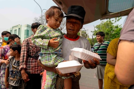 Người dân xếp hàng nhận thực phẩm viện trợ ở Mandalay, Myanmar. (Ảnh TÂN HOA XÃ)