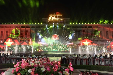 Chương trình nghệ thuật “Đất nước trọn niềm vui”. (Ảnh: THỐNG NHẤT/TTXVN)