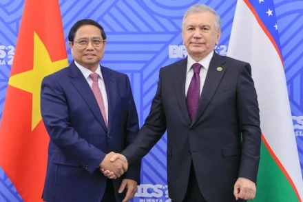 Thủ tướng Chính phủ Phạm Minh Chính và Tổng thống Uzbekistan Shavkat Mirziyoyev (Ảnh: Nhật Bắc/VGP).