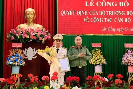 Đại tá Trương Minh Đương, Giám đốc Công an tỉnh Lâm Đồng trao quyết định của Bộ trưởng Công an bổ nhiệm Thượng tá Vũ Tuấn Anh.