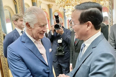Chủ tịch nước Võ Văn Thưởng và Nhà vua Anh Charles III. (Ảnh: TTXVN)