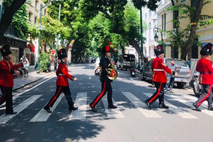 [Ảnh] Ban nhạc Quân đội Vương quốc Anh trên đường phố Hà Nội