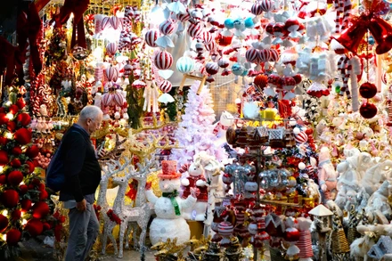 [Ảnh] Du khách quốc tế thích thú khi bắt gặp "làng Giáng sinh" tại phố cổ Hà Nội