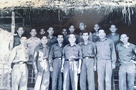 Đàm Vũ Hiệp, hàng đầu, thứ 3 từ phải sang chụp ảnh chung với Đại tướng Võ Nguyên Giáp tại Hội nghị mừng công sau chiến dịch Đường 9 Nam Lào. (Ảnh: Tác giả bài viết cung cấp)