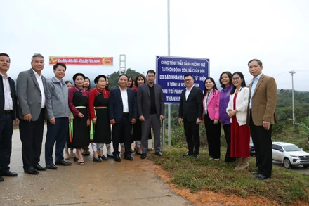 Các đại biểu khánh thành đường điện thắp sáng tại thôn Động Sơn, xã Chân Sơn, huyện Yên Sơn, tỉnh Tuyên Quang.